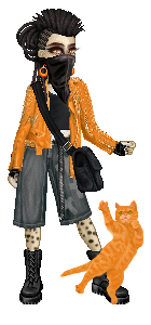 Gosupermodel-Figur mit heller Haut mit Leopardenflecken, einem schwarzen Bürstenschnitt-Vokuhila, einem schwarzen Bandana, das um das Gesicht gebunden ist, orangen Ohrringen, einer orangen Kunstlederjacke und einem schwarzen Top darunter. Sie trägt schwarze Shorts, schwarze Stiefel und eine schwarze Umhängetasche. Vor ihr springt eine orange Katze hoch.